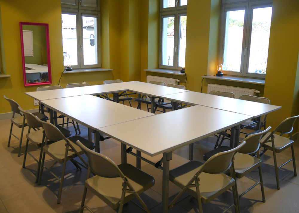 Sala warsztatowo-szkoleniowa z projektorem